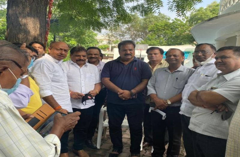 नए ट्रेड लाइसेंस का विरोध, परिवहन मंत्री से मिले व्यापारी