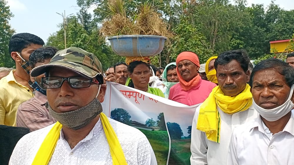 सूखी फसल को लेकर ग्रामीणों ने निकाली रैली