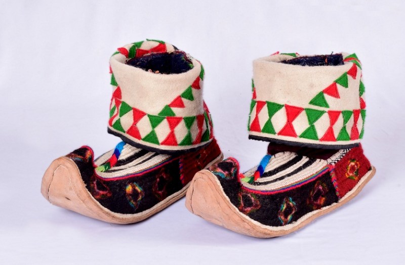 दक्ष कलाकार ही बनाते हैं लद्दाखी महिलाओं का जूता थिग्मे पाबू को