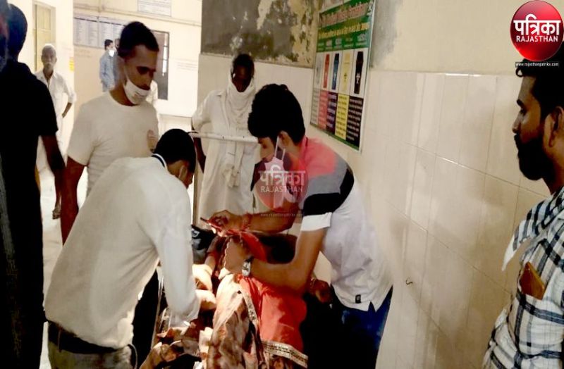 मवेशी को बचाने के चक्कर में लोडिंग जीप पलटी, 24 जने घायल, अस्पताल में बैड नहीं मिलने से हंगामा