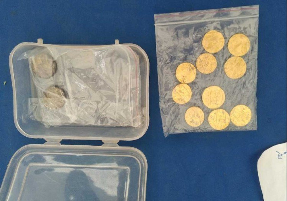 Quick Read: खेत की खुदाई में निकले सोने और चांदी के सिक्के