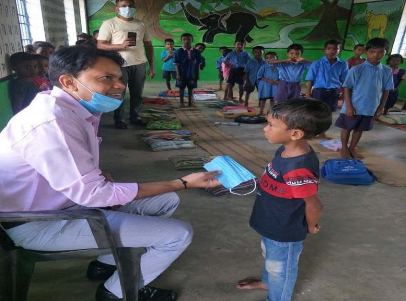 Collector gave prize to class one student
