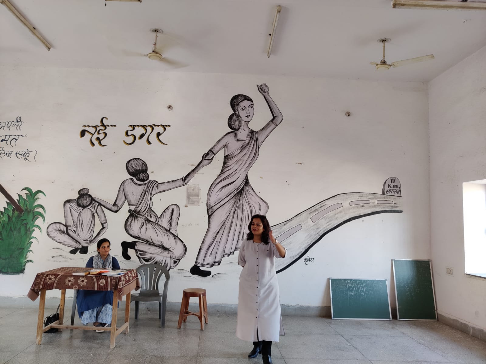 महिला कैदियों को बताया किताबों का महत्व