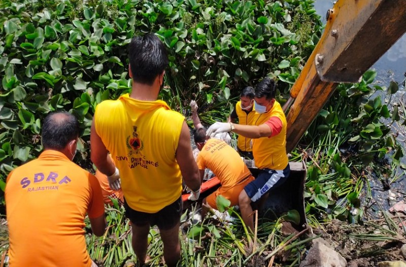 द्रव्यवती नदी से निकाला युवक का शव