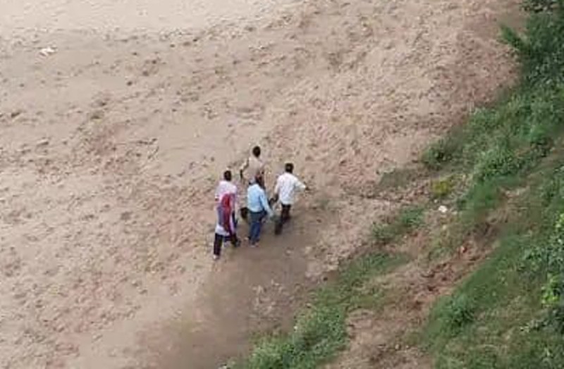 lovers jumped in front of train Hoshangabad Lover Suscide Case