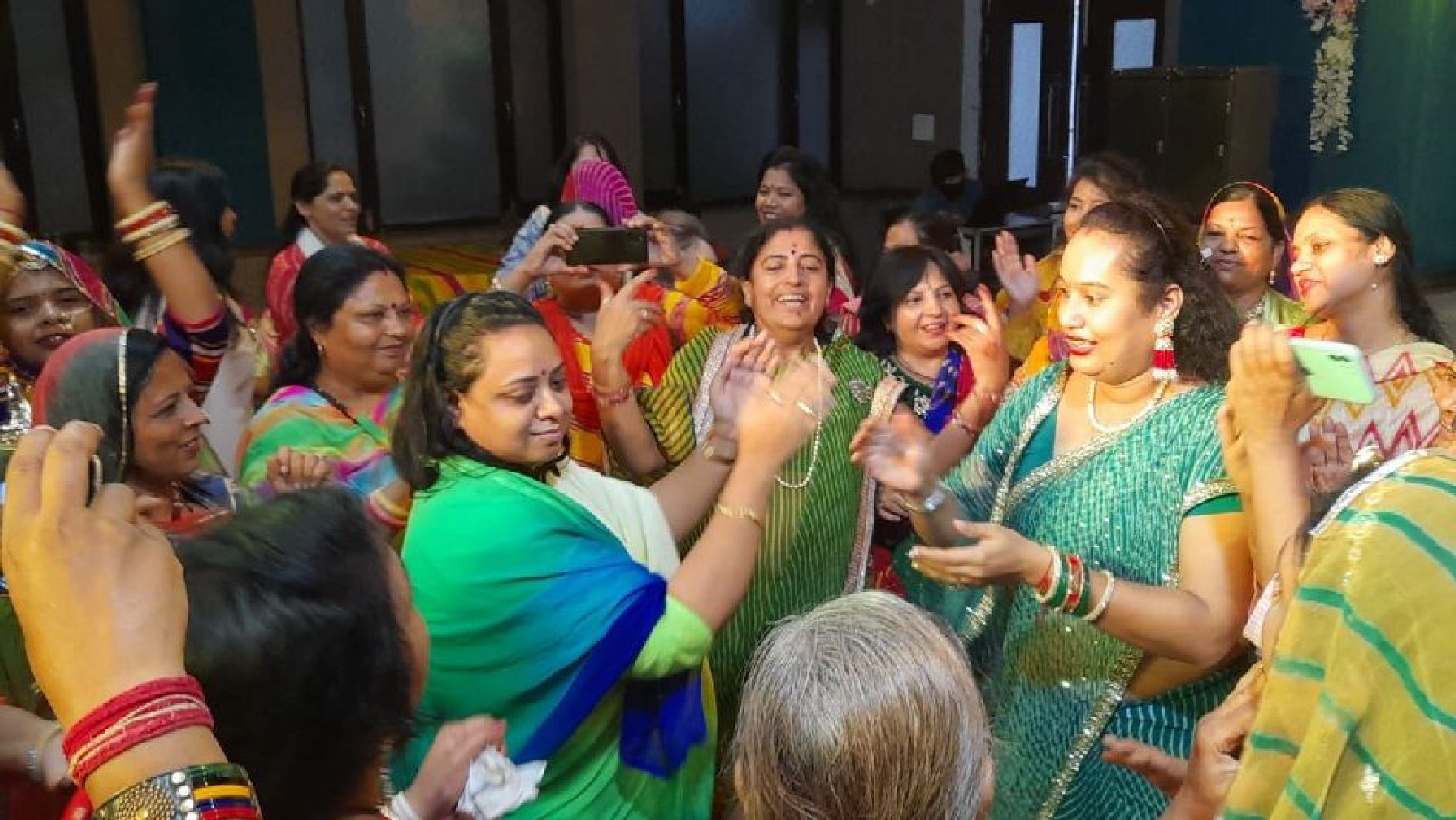 सावन महोत्सव में लहरिया पहन थिरकी महिलाएं
