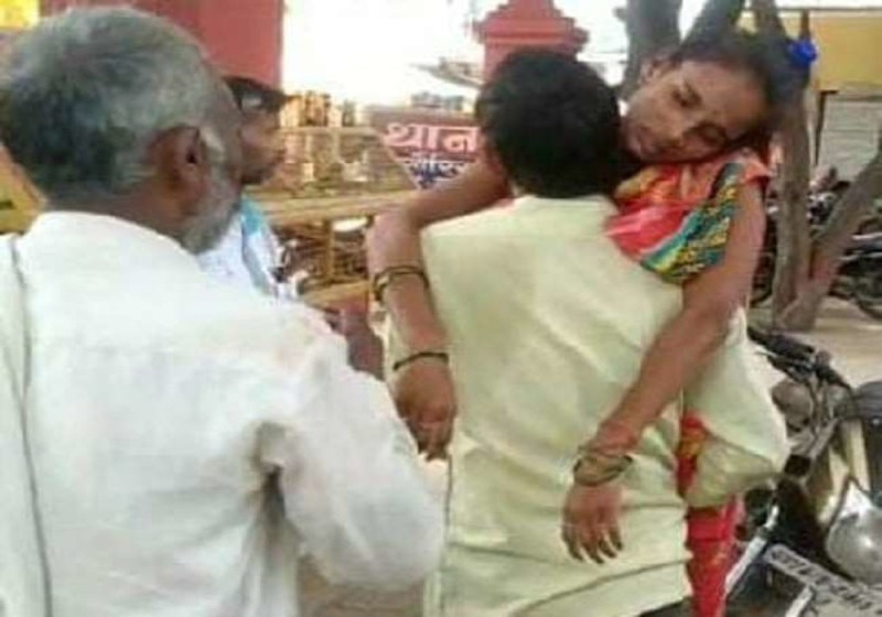Quick Read: घायल बेटी को कंधे पर थाने लेकर पहुंचे पिता