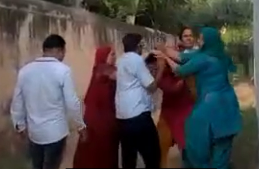 jhunjhunu Mahila Congress District President beaten woman