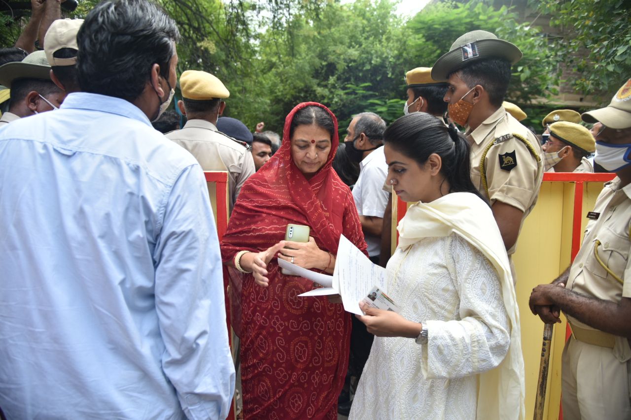 जैसे किसी ने फिल्मी पटकथा लिखी हो...