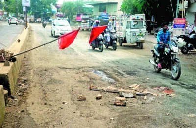 गड्ढों से बचने लोगों ने लगा दिए 'रेड सिग्नल'