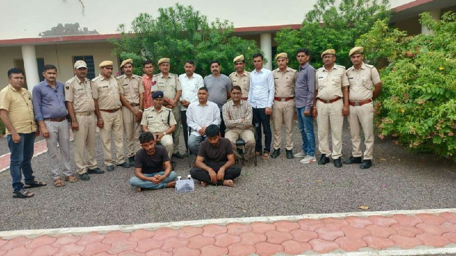 एसयूवी चुराकर भागते बदमाशों ने पुलिस पर की फायरिंग, दो गिरफ्तार