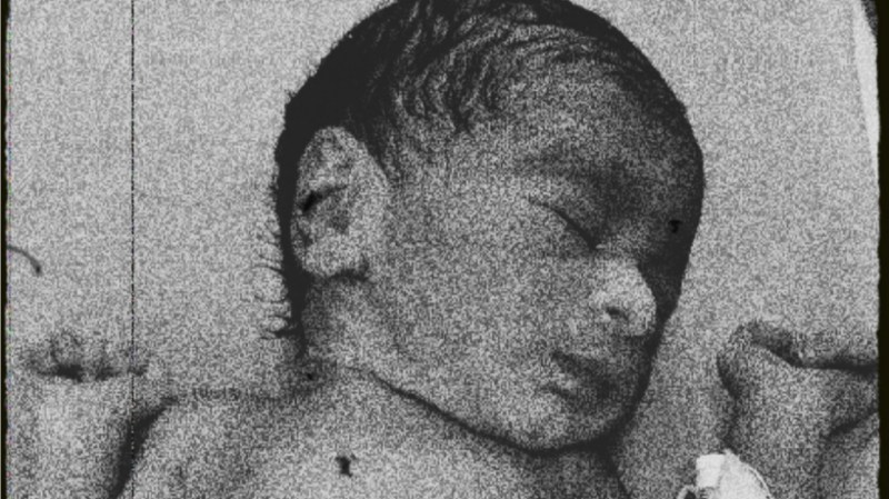 क्या मजबूरी रही इस मां की जिसने नवजात को फेंक दिया सड़क किनारे? रोने की आवाज से इकट्ठा हो हुई भीड़