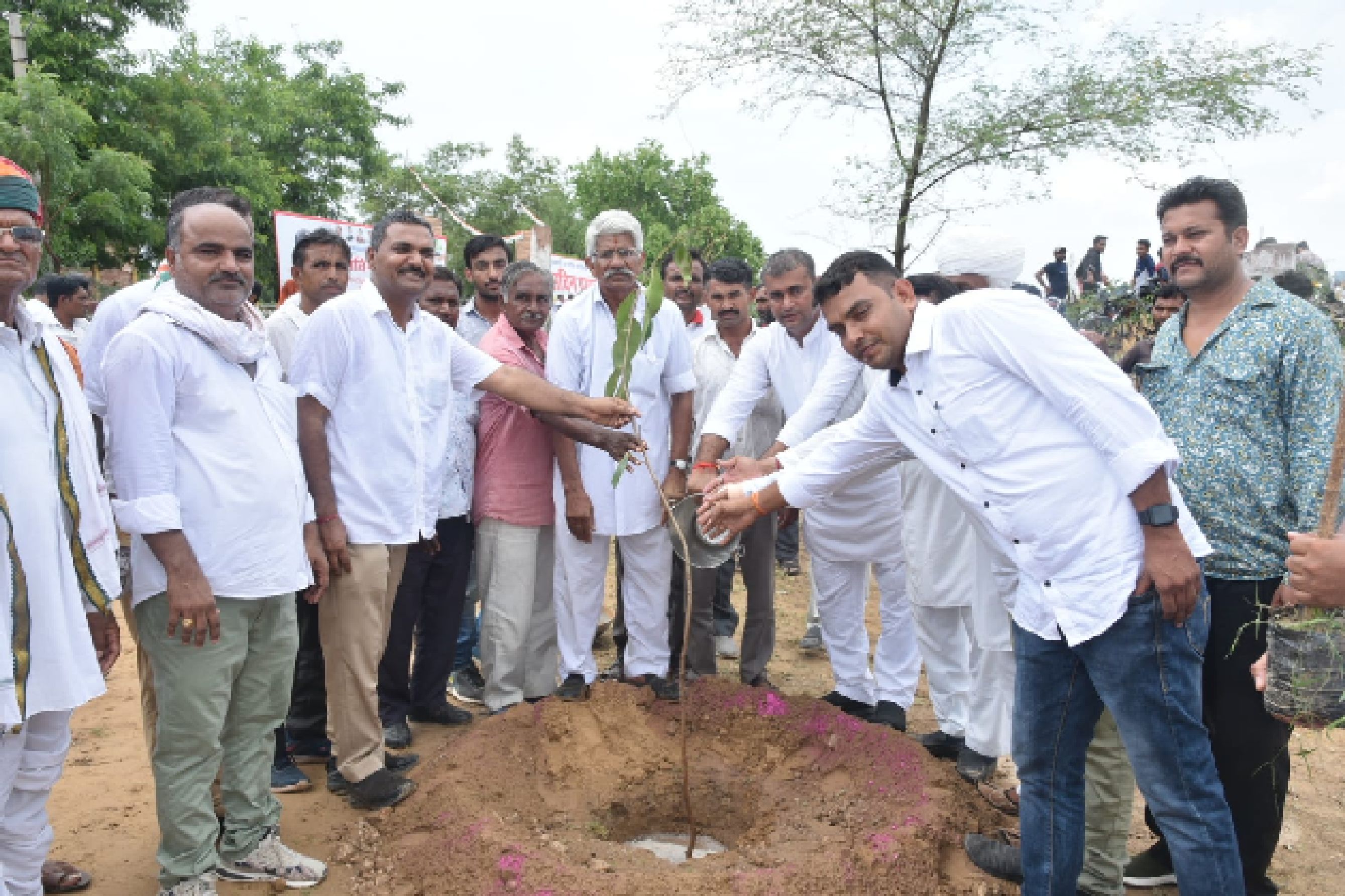 पायलट के जन्मदिन पर रक्तदान व पौधरोपण