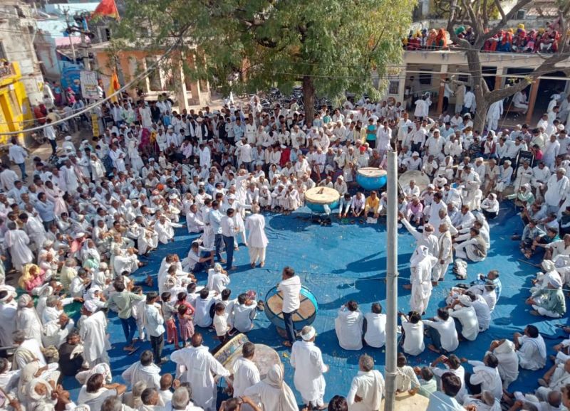 संक्रमण के प्रति बेफिक्री!...महस्वा में कन्हैया दंगल में उमड़े श्रोता