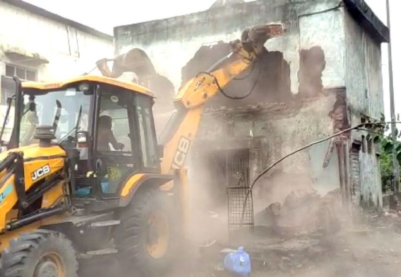 विरोध के बीच मनपा ने शुरू किया मंदिर का डिमोलिशन