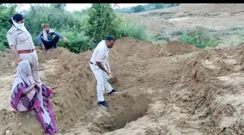 पत्नी की हत्या कर खेत में गाढ़ दिया शव