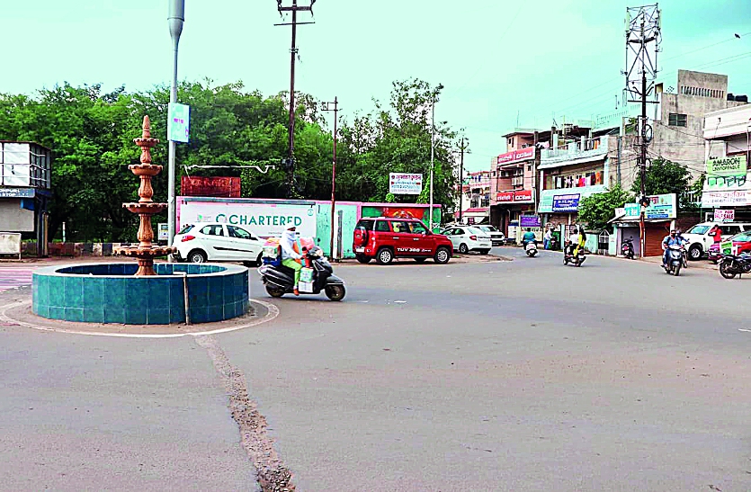 व्यावसायिक गतिविधियों से टूटी अवधपुरी की रोड, निगम को शिकायत, सुनवाई नहीं