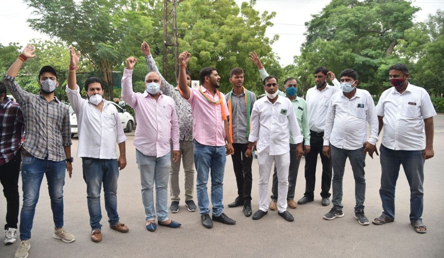 भाजपा युवा मोर्चा ने प्रदर्शन कर जिला कलेक्टर को सौंपा ज्ञापन