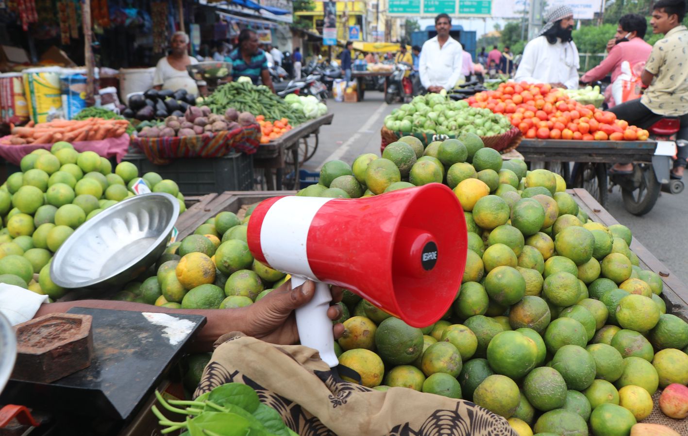 सब्जी-फेरीवालों के माइक लोगों की उड़ा रहे नींद