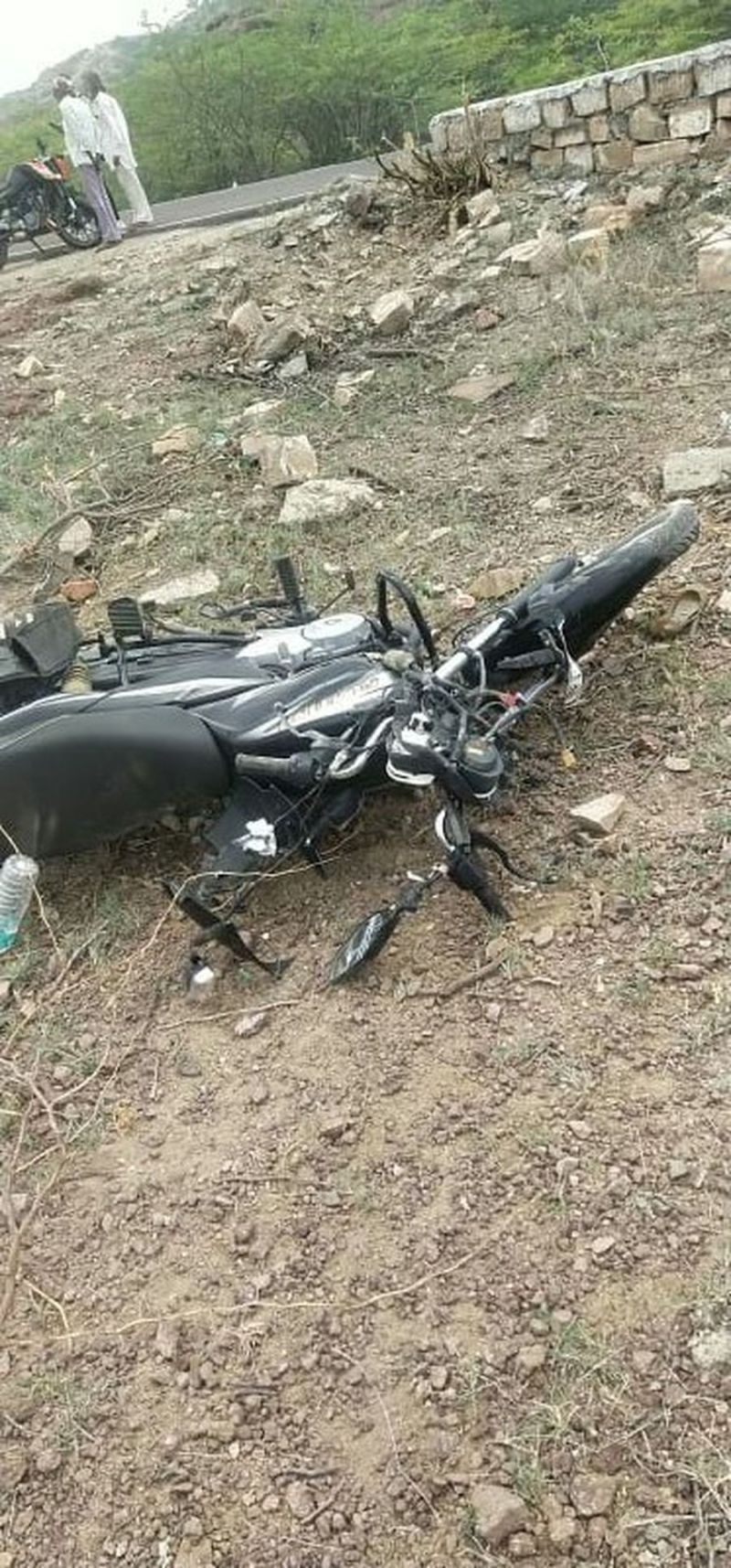 ढलान में बाइक फिसलने से गिरे युवक की मौत