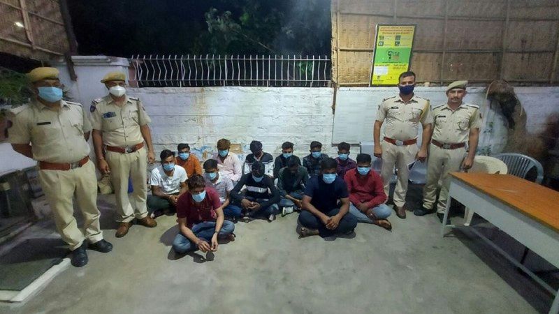 कैफे की आड़ में एक और हुक्का बार पकड़ा, संचालक गिरफ्तार