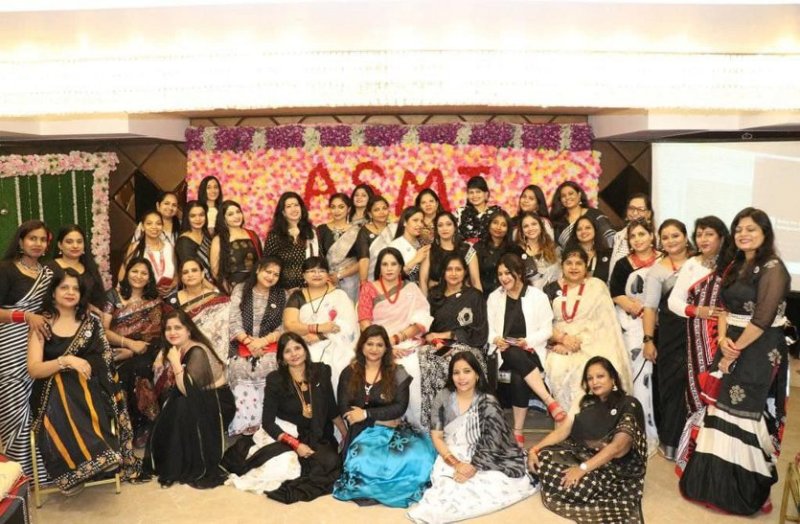 असमी ग्रुप के सेलिब्रेशन में महिलाओं ने गाए गीत, बॉलीवुड सॉन्ग्स पर कदम भी थिरकाए