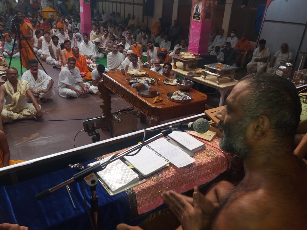 केसरिया रंग में रंगे जिनालय, कलशाभिषेक, शांतिधारा के साथ हो रही पूजा अर्चना