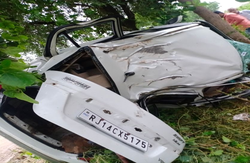 VIDEO: तेेज रफ्तार कार पलटकर पेड़ से टकराई, दो की मौत, एक घायल