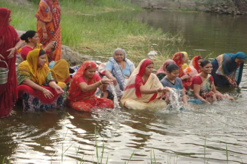 बहनों ने भाई की कलाई पर बांधे रक्षा सूत्र , महिलाओं ने पवित्र जलाशयों पर किया तर्पण