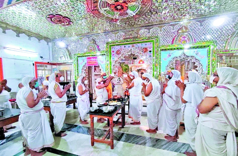 धार्मिक अनुष्ठानों से गूंज रहे जिनालय