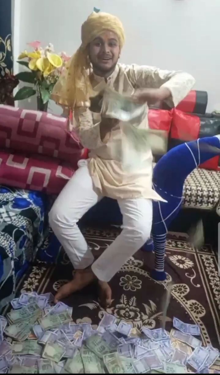 वीडियो में लाखों रुपए के नोट उड़ाते दिखा फर्जी स्टेशन मास्टर, दो दिन बाद भी रेलवे पुलिस को नहीं मिली कोई शिकायत