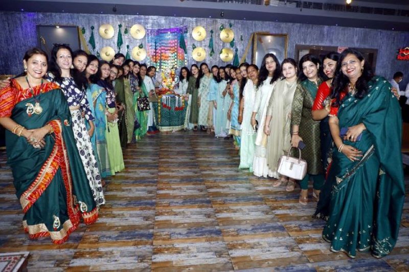 कैटवाक मे इठलाई महिलाएं