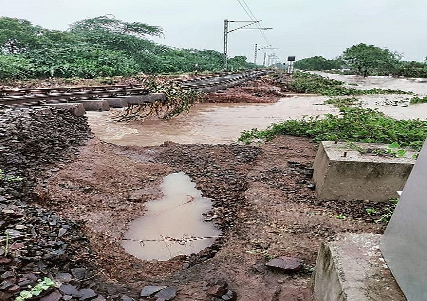 भारी बारिश से रेलवे ट्रैक से मिट्टी बही, पटरी हवा में झूली