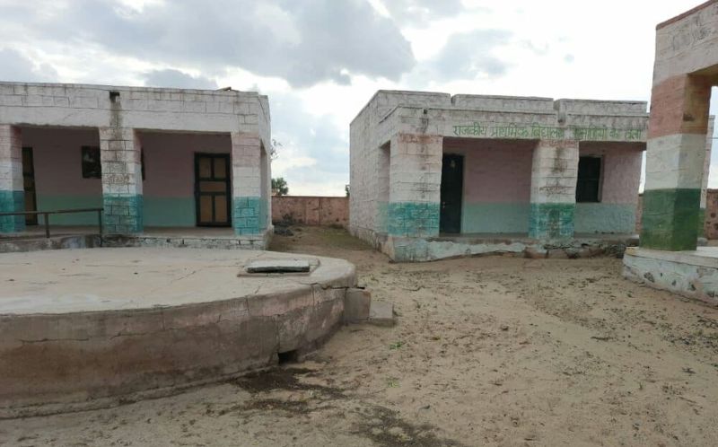 नामांकन भरपूर, फिर भी पढऩे जाते दूर