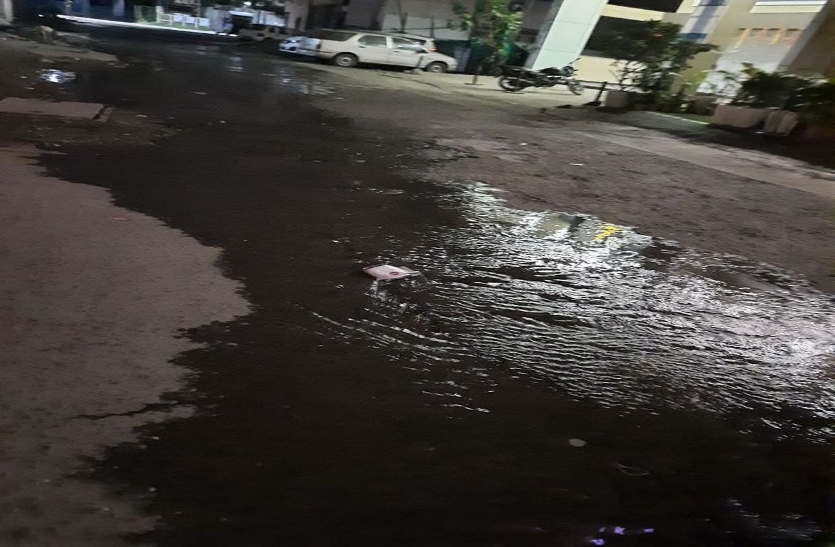 पानी की पाइप लाइन क्षतिग्रस्त, एमपी नगर से लेकर होशंगाबाद रोड तक 60 से अधिक रिसाव