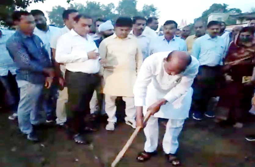 MLA arrived to perform Bhoomipujan of Sulabh Complex, former chairman said that he has land
