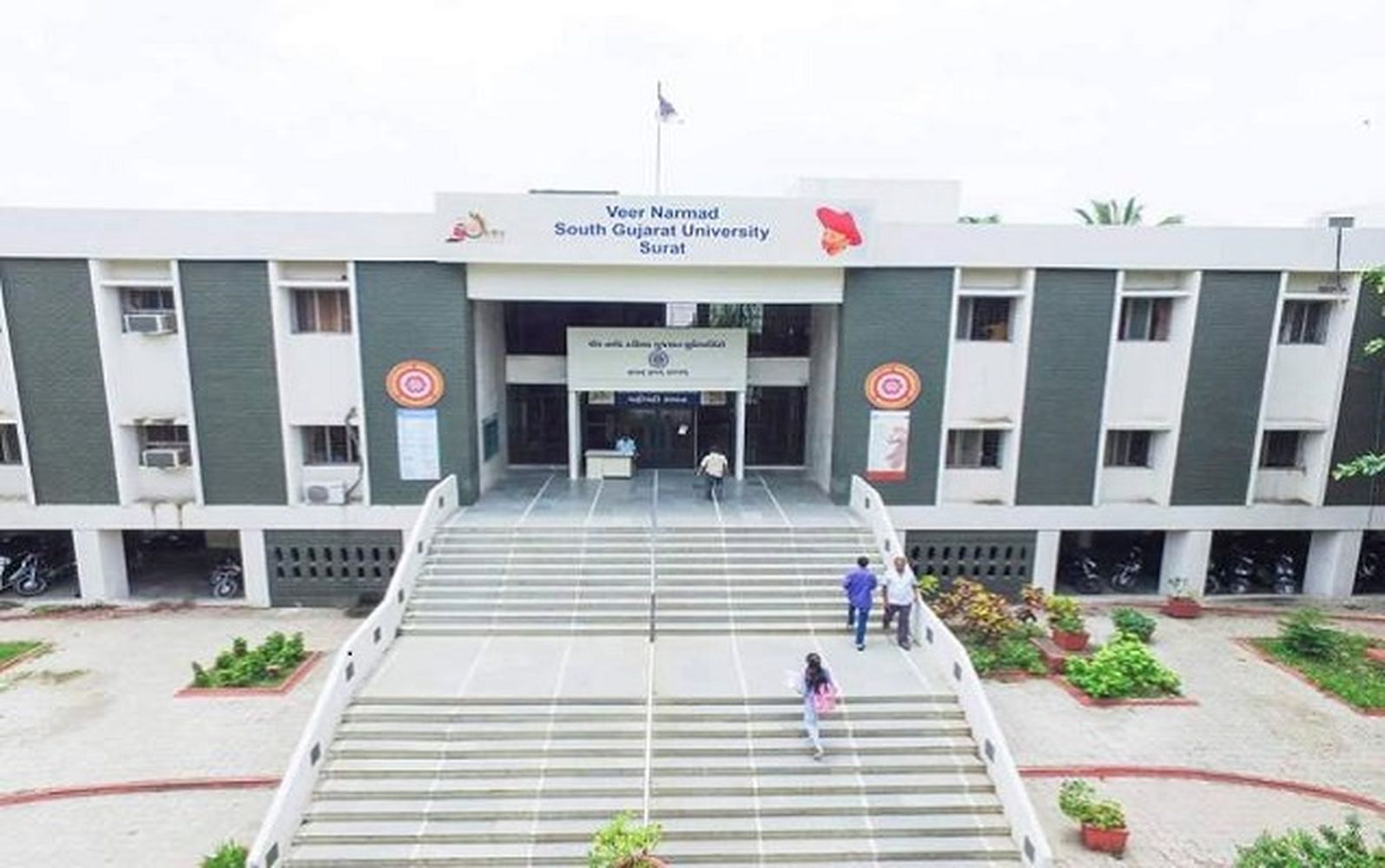 गुजरात का पहला विश्वविद्यालय जो देगा सभी विद्यार्थियों को बीमा सुविधा