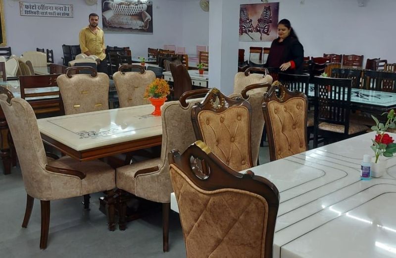 कोचिंग खुलने से मार्केट में बढ़ी चहल-पहल