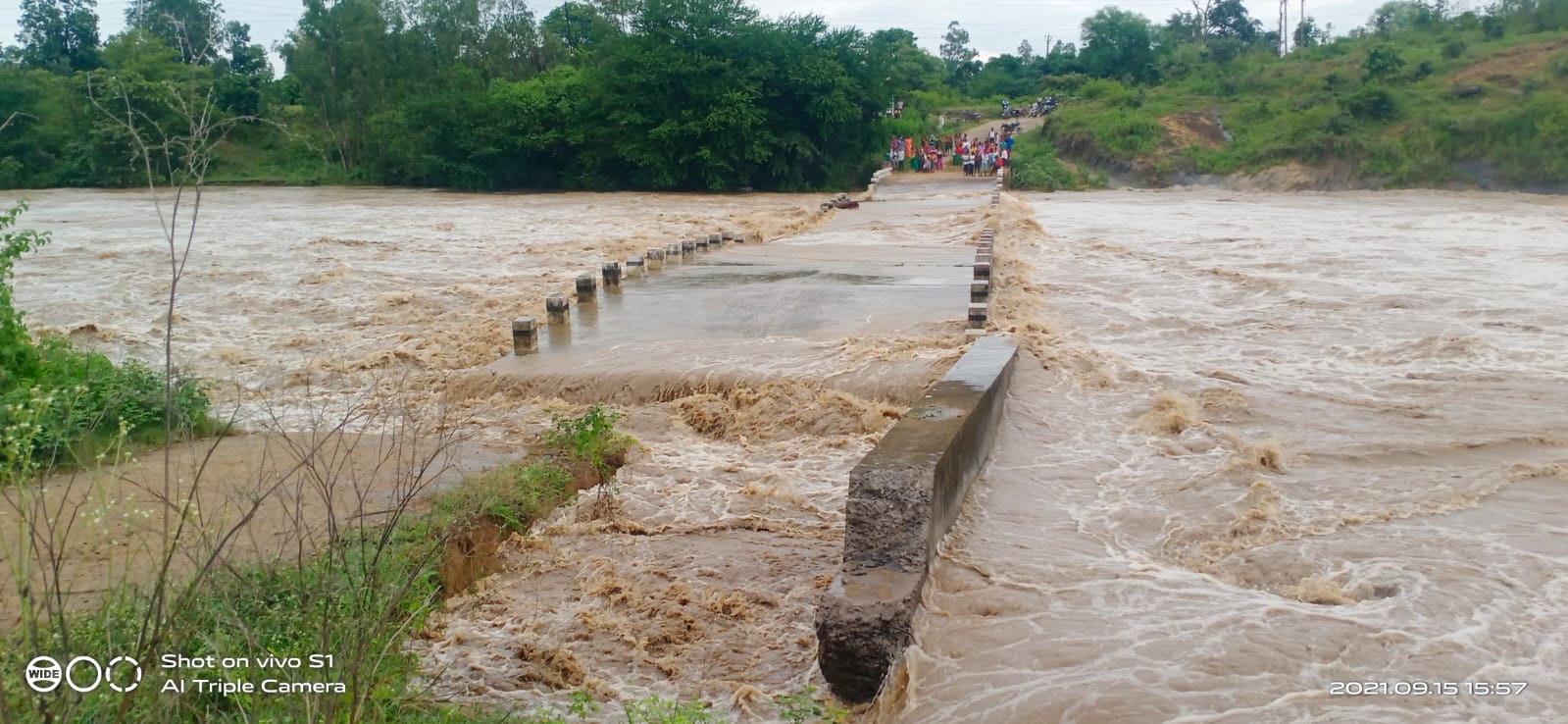 Samatpur-Harri damaged bridge was damaged at third place and flowed in