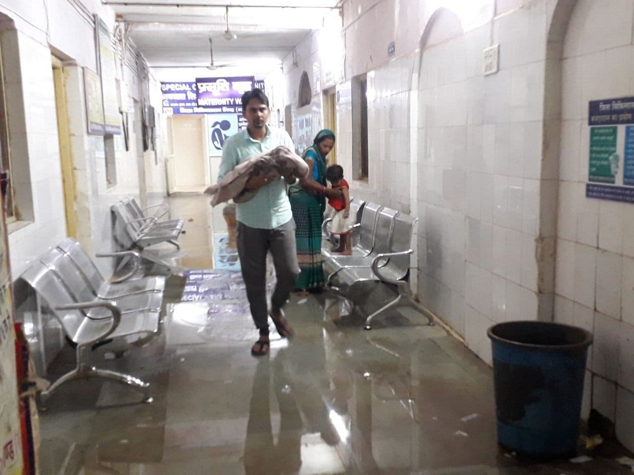 जिला अस्पताल की छत से टपक रहा पानी, मरीज परेशान