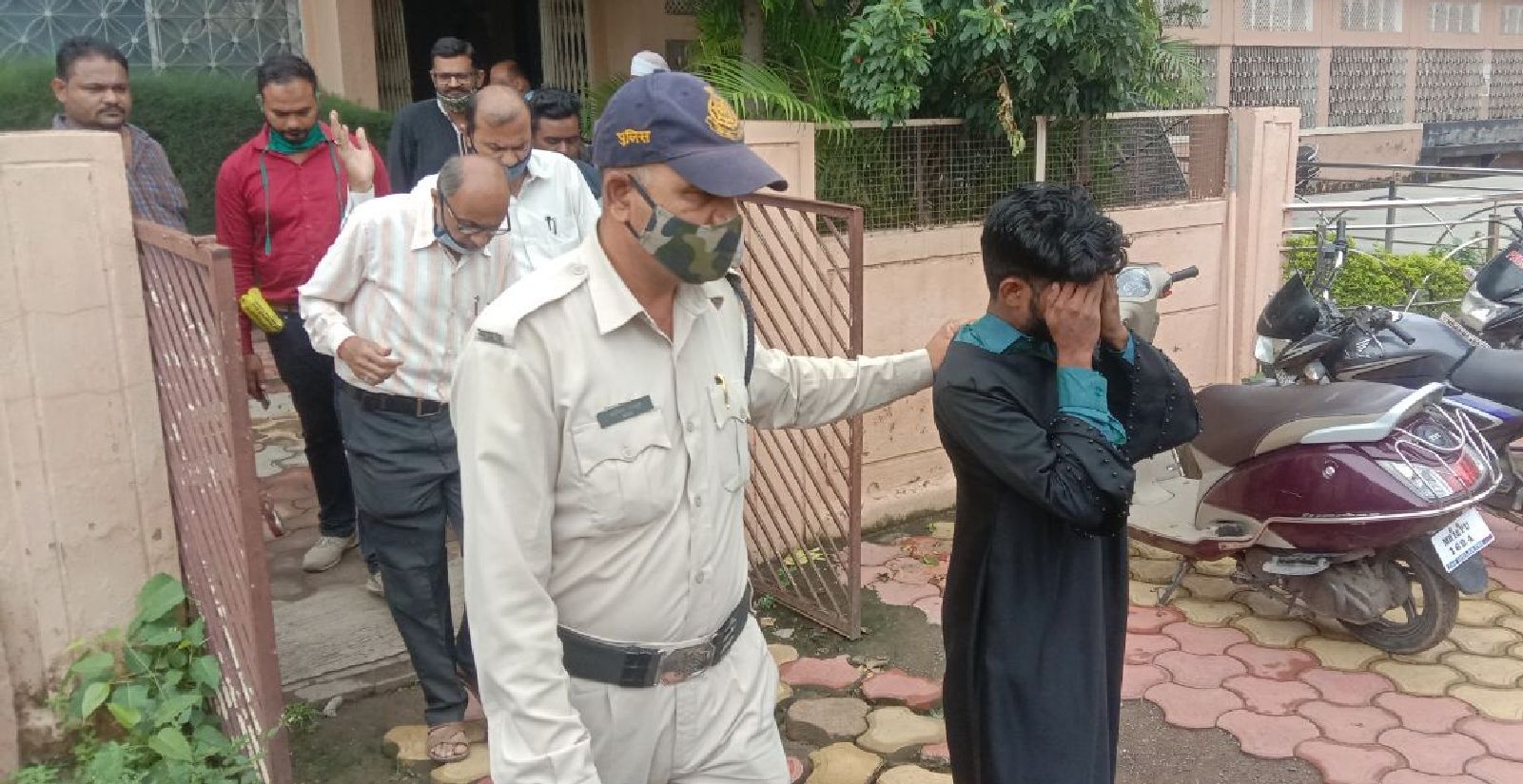 Burhanpur: The young man reached the college wearing a burqa, recogniz