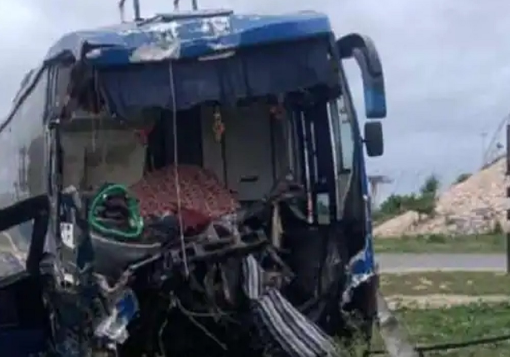 लखनऊ एक्सप्रेस वे पर ट्रक व प्राइवेट बस की भिड़ंत में दो की मौत