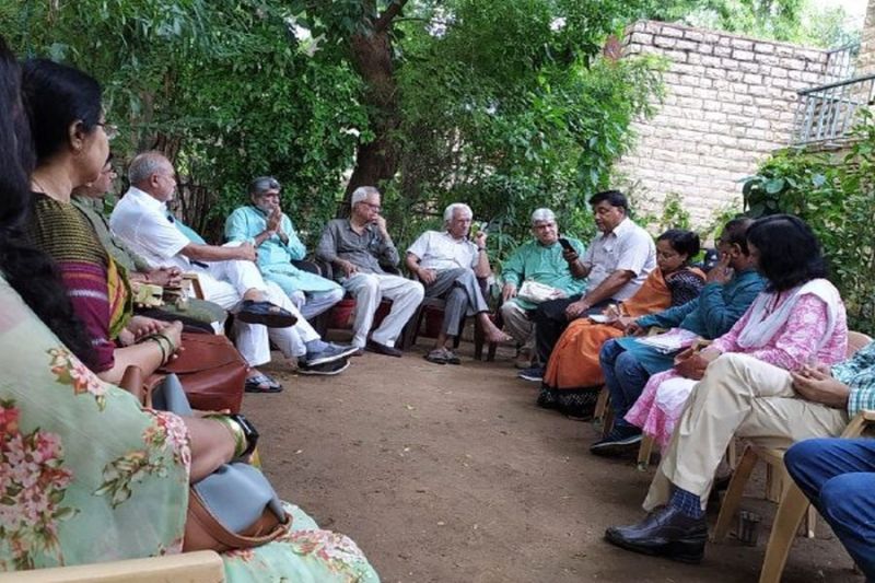 लेखक जी तुम क्या लिखते हो, हम मिट्टी के घर लिखते हैं....