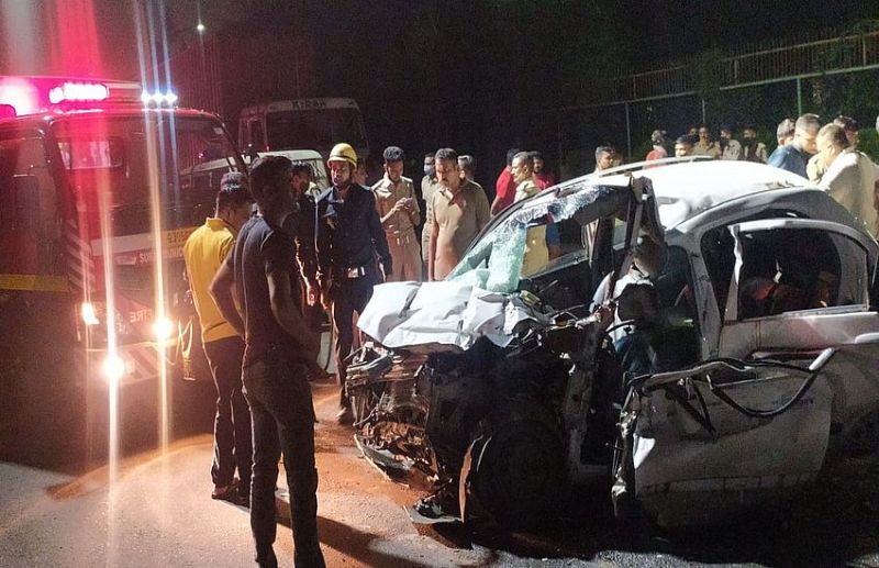 सूरत के हजीरा रोड पर हादसा... तेज रफ्तार कार ट्रक के पीछे जा घुसी, बच्चे समेत तीन की मौत