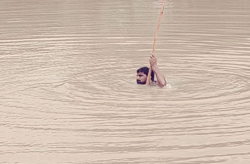 VIDEO: तालाब में डूबा युवक, मूक होने पर मदद के लिए भी नहीं लगा सका पुकार