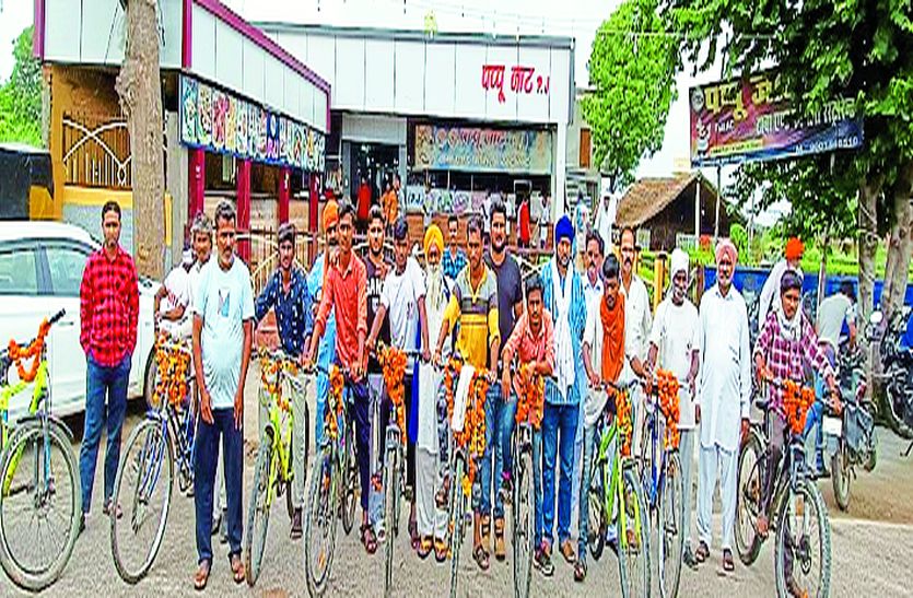 किसान आंदोलन में जा रही प्रहार किसान संगठन की साइकिल यात्रा पहुंची धौलपुर