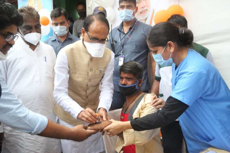 बुजुर्ग और दिव्यांगों को घर जाकर टीका लगाया जाए- सीएम