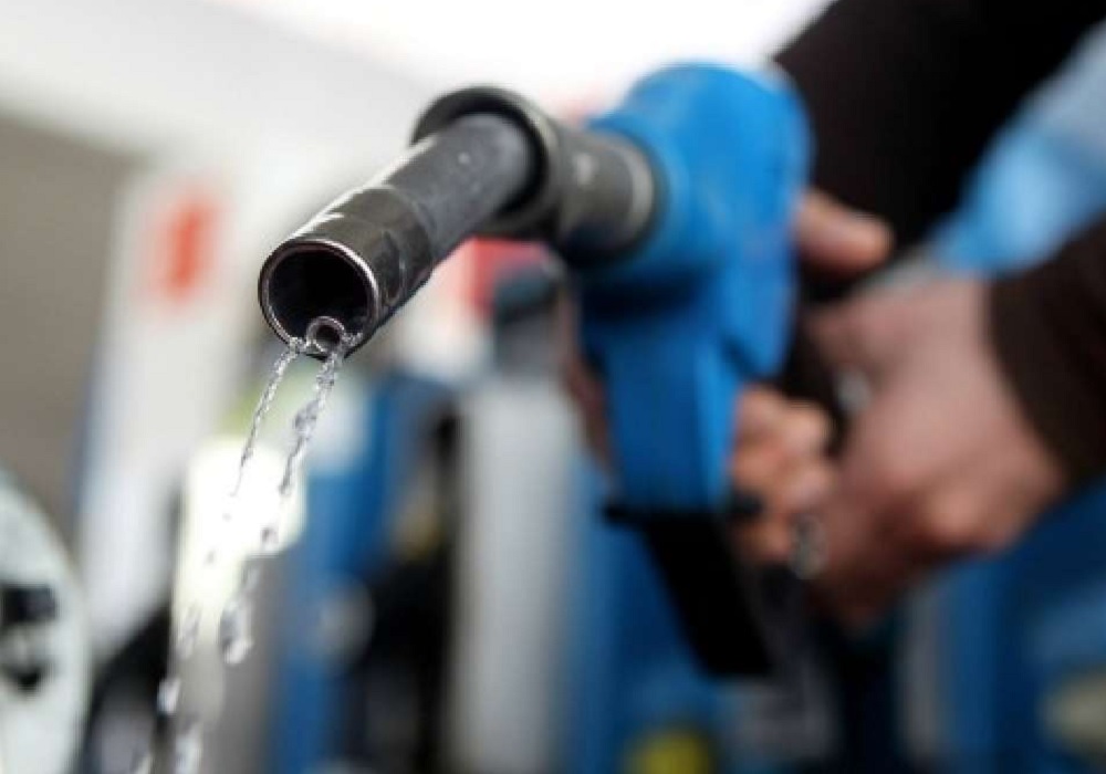 Petrol Diesel Price Today : सब हैरान... 13 दिन हुए पेट्रोल डीजल की कीमतें न बढ़ी न घटी, जानें लखनऊ में आज का रेट