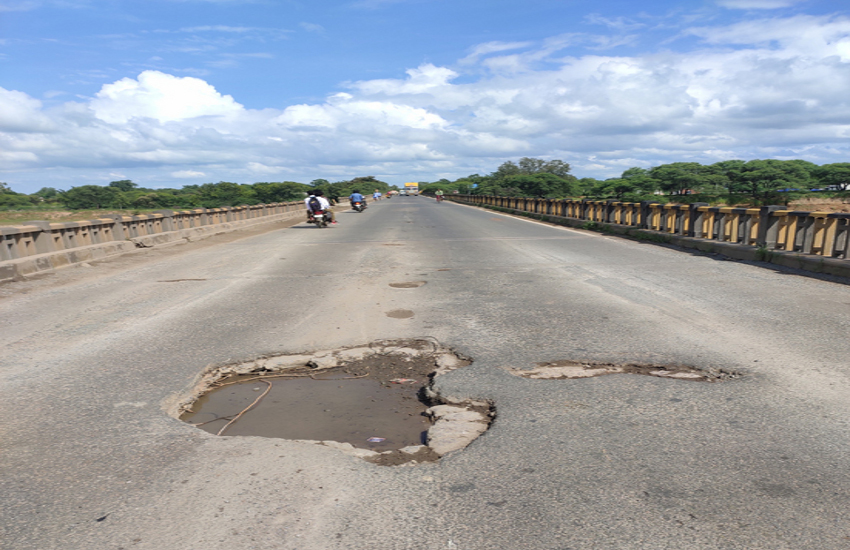 बरसात में जिले के प्रमुख मार्गों पर स्थित पुल-पुलियों की हालत हुई खराब