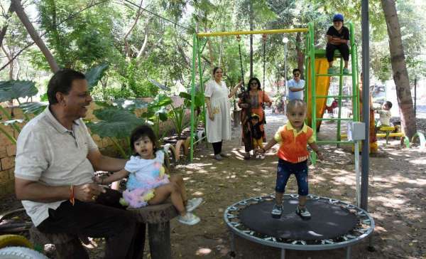 Watch- वेस्ट का उपयोग कर बना डाला बेस्ट ग्रीन गैलेरी पार्क